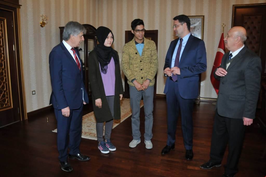 Afganlı Başarılı Öğrencileri Altınla Ödüllendirdi