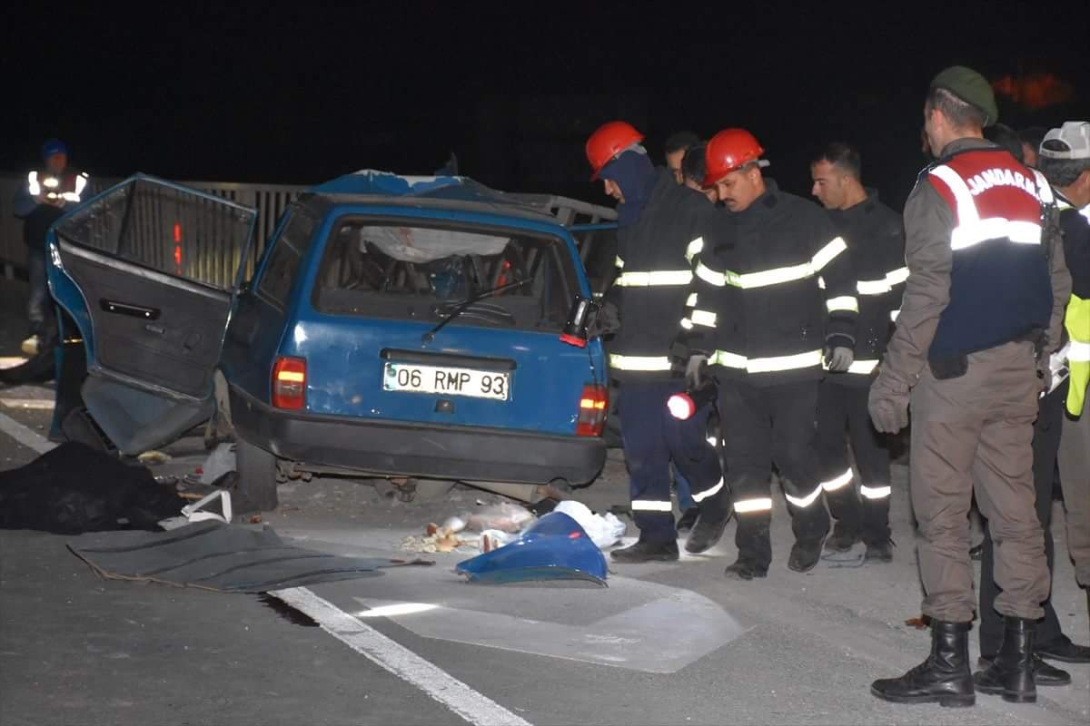 Otomobil Bariyerlere Çarptı: 3 ölü 1 yaralı