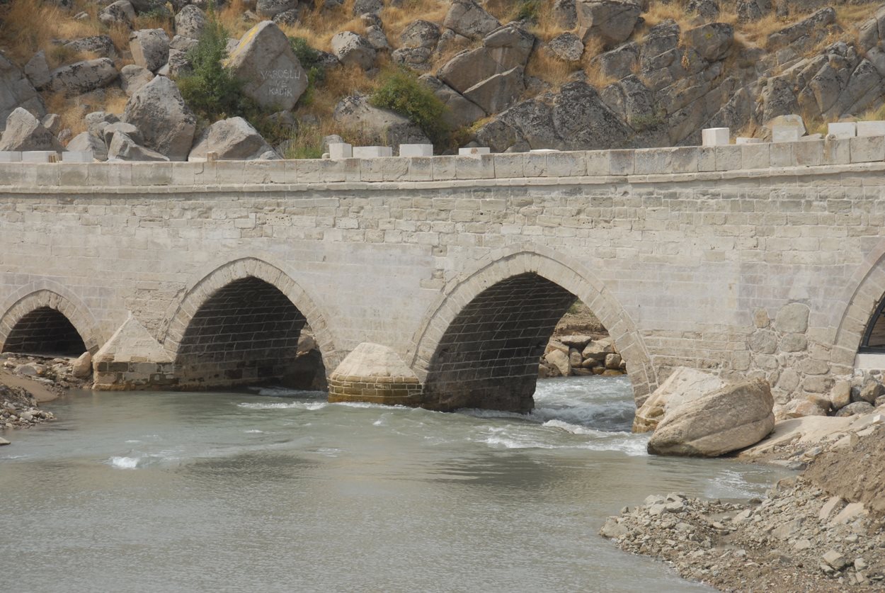 Tarihi Köprüyü Kır Bekçileri Koruyacak