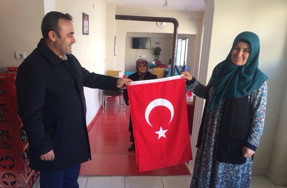 Başkan Bildik,İlçe Halkına Türk Bayrağı Dağıttı