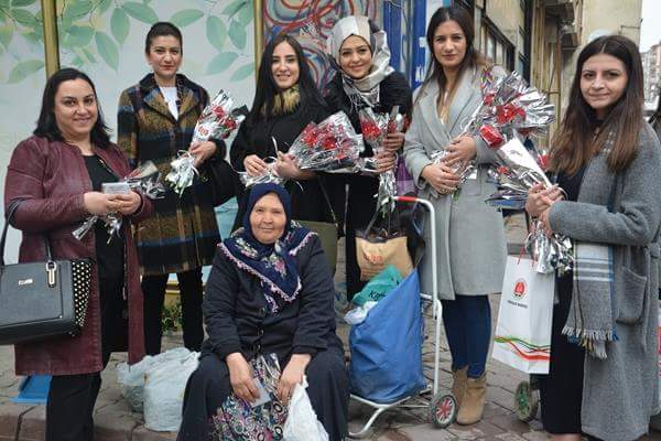 Kırıkkale Barosu Kadın Hakları Komisyonu Karanfil Dağıttı