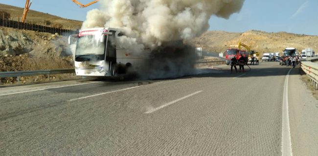 Seyir Halindeki Otobüs Alev Alarak Yandı