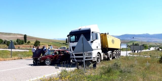 Kırıkkale’de Kamyon Otomobil İle Çarpıştı 1 Yaralı