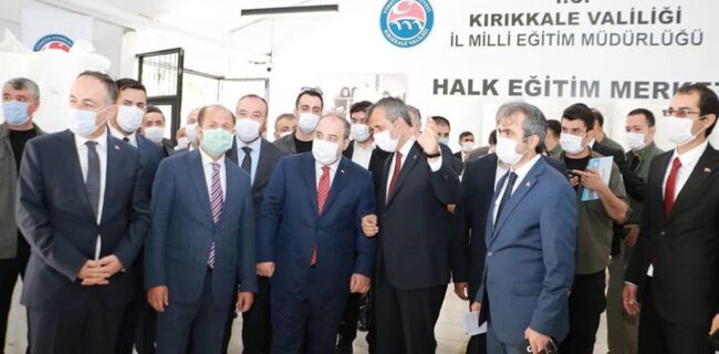 Bakan Varank, Kırıkkale’de maske üretim atölyesini ziyaret etti