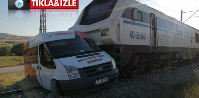 Kırıkkale’de Yük Treni Servis Minibüsünü Metrelerce Sürükledi