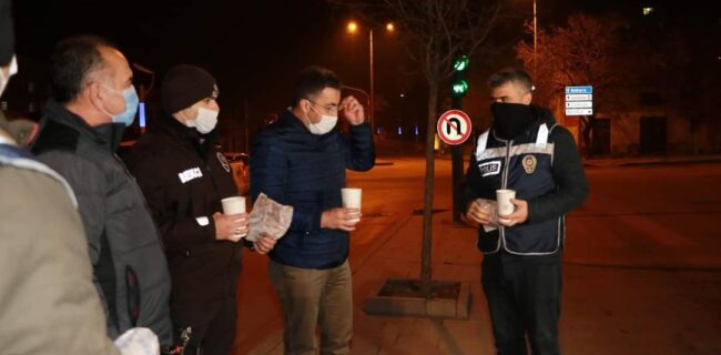 Kırıkkale Belediyesinden Polislere Sıcak Çorba İkramı