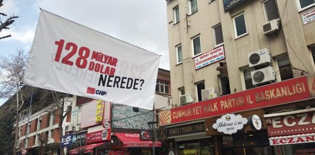 CHP’nin astığı pankart kaldırıldı