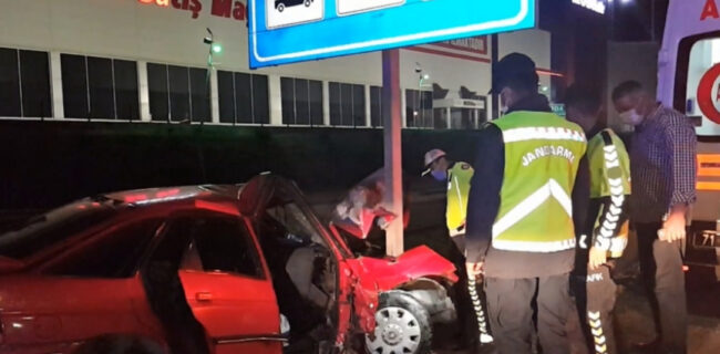 Kırıkkale’de trafik levhasına çarpan otomobilde 4 kişi yaralandı