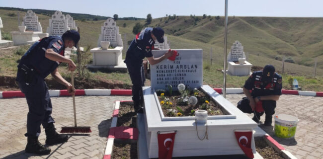 Jandarma şehit mezarlarının bakımını yaptı