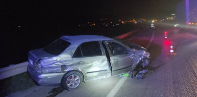 Kırıkkale’de bariyerlere çarpan otomobilde 2 kişi yaralandı
