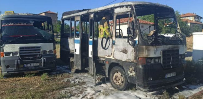 Kırıkkale’de Park Halindeki 2 Minibüs Yandı