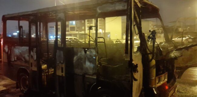 Kırıkkale’de park halindeki minibüs kül oldu