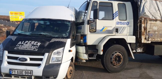 Kırıkkale’de öğrenci servisi ile kamyon  çarpıştı 7 yaralı