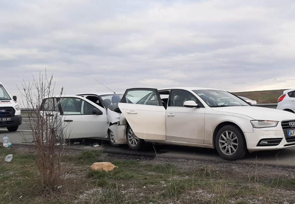 Kırıkkale’de park halindeki otomobile çarptı 3 yaralı