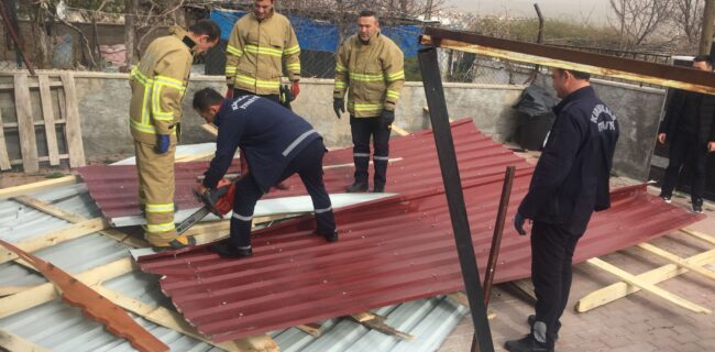 Kırıkkale’de şiddetli rüzgar çatıyı uçurdu