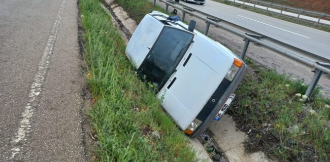Kırıkkale’de otomobil su kanalına devrildi 4 yaralı