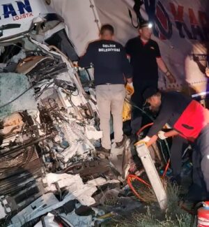 Kırıkkale’de Trafik Kazası; Kamyonla Tır Çarpıştı 1 Ölü 2 Yaralı