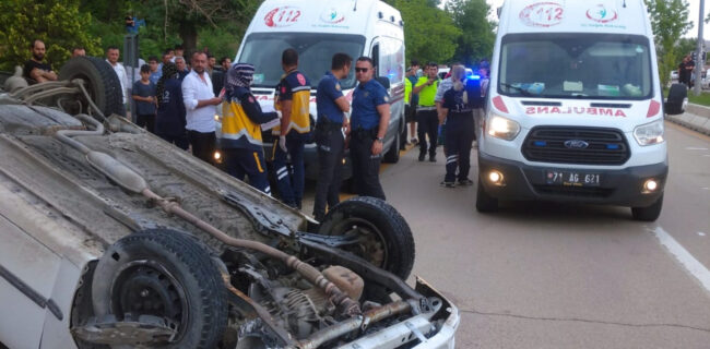 Kırıkkale’de devrilen otomobildeki iki kişi yaralandı