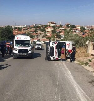 Kırıkkale’de otomobil ile çarpışan ambulans devrildi 4 yaralı