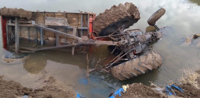 Traktör sulama kanalına devrildi sürücüsü hayatını kaybetti