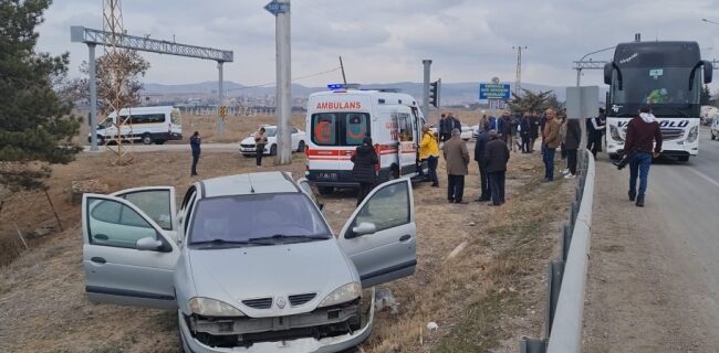 Kırıkkale’de Yolcu Otobüsü İle Otomobil Çarpıştı