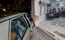 Kırıkkale’de sürücü önce araca çarptı sonra dükkana girdi