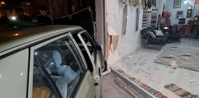 Kırıkkale’de sürücü önce araca çarptı sonra dükkana girdi