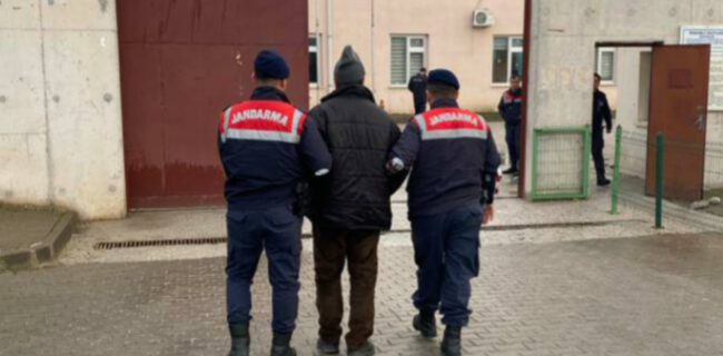 Jandarma 30 yıl kesinleşmiş hapis cezası bulunan firari hükümlüyü yakaladı