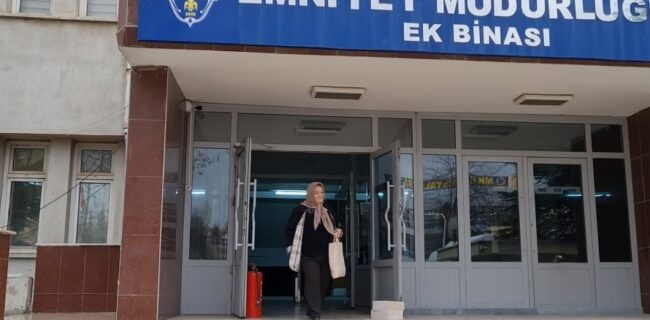 Kırıkkale’de Telefon Dolandırıcısının Tuzağına Düşen Emekli Kadın Öğretmenin Parası Polis Tarafından Kurtarıldı